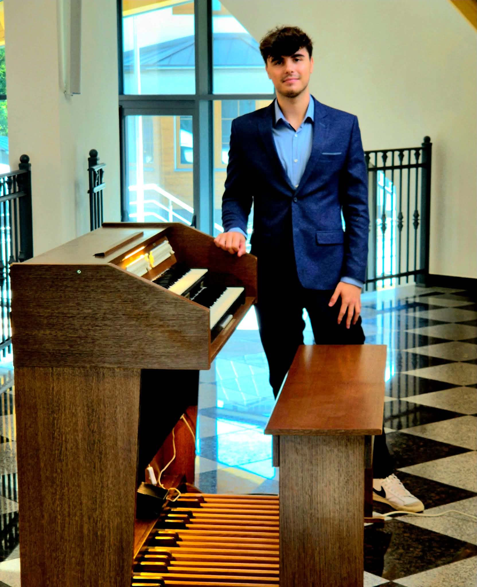 Jakub Górski przy instrumencie – nauczyciel gry na pianinie, Legionowo